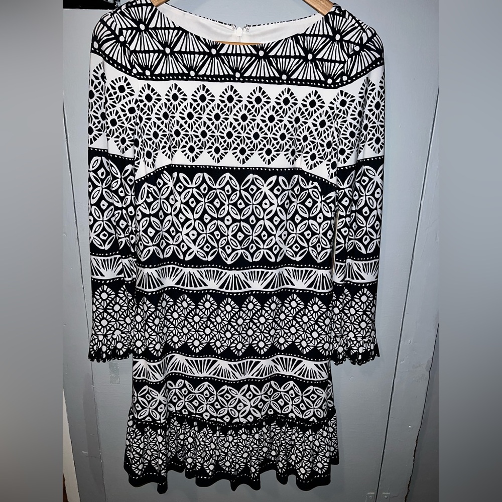 Eliza J Dress Size 8 Shift printed Stripe Black, White Boatneck Dress